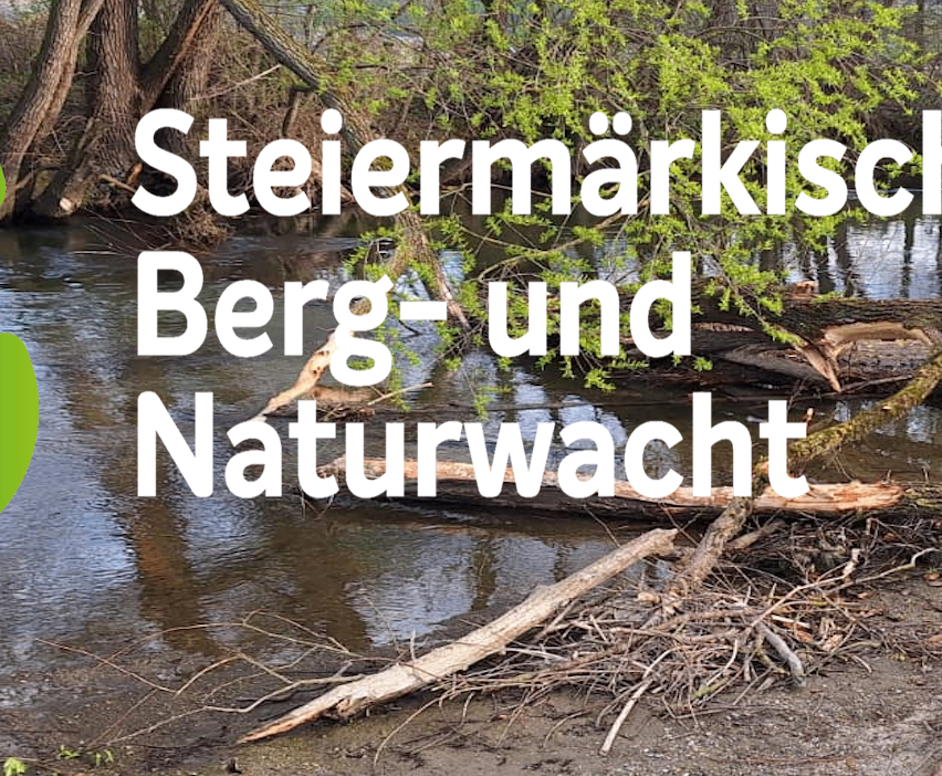 Ein Fluss mit Wasser, Bäumen und Felsen. Die Worte 'Steiermarkische Berg- und Naturwacht' sind in Weiß auf schwarzem Hintergrund geschrieben.