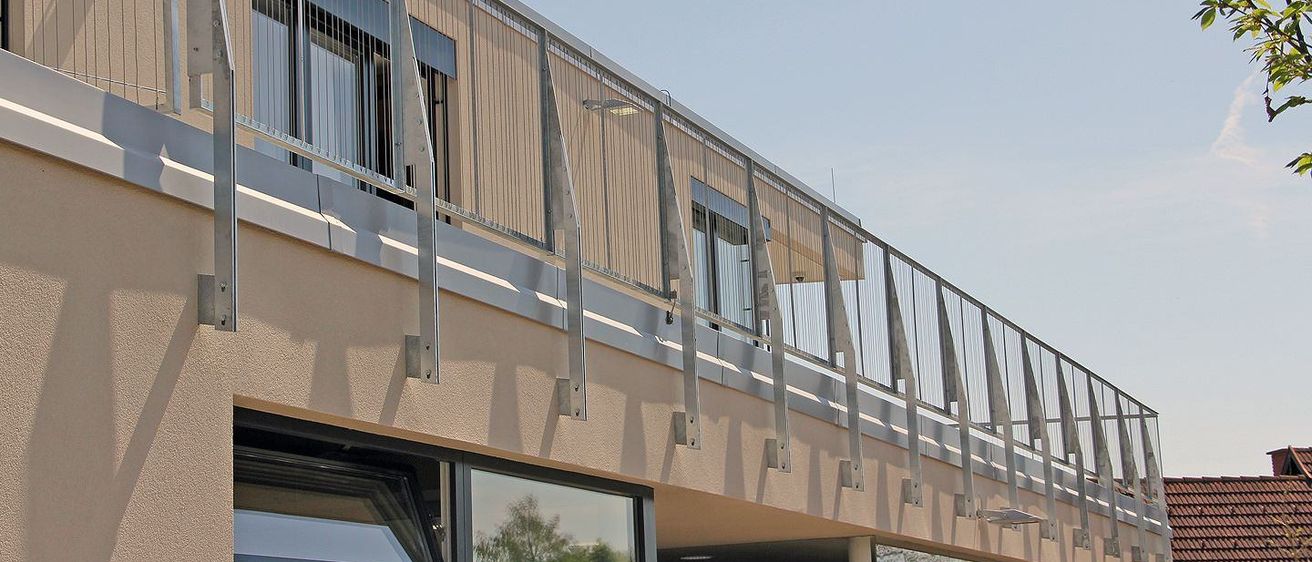 Bild enthält, Architecture, Building, Handrail, Balcony, Railing