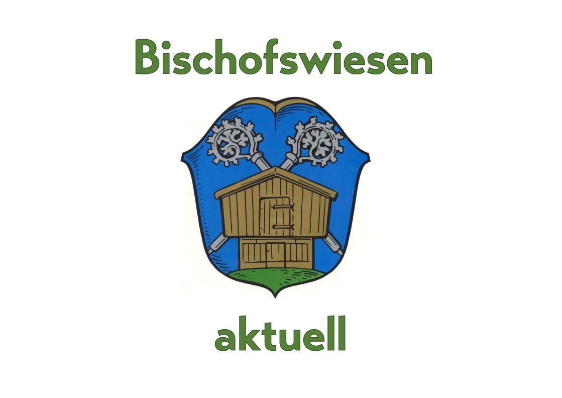 Ein heraldisches Wappen mit einem Haus, zwei Schlüsseln auf beiden Seiten, der Text darüber lautet 'Bischofswiesen' und darunter steht 'aktuell'.