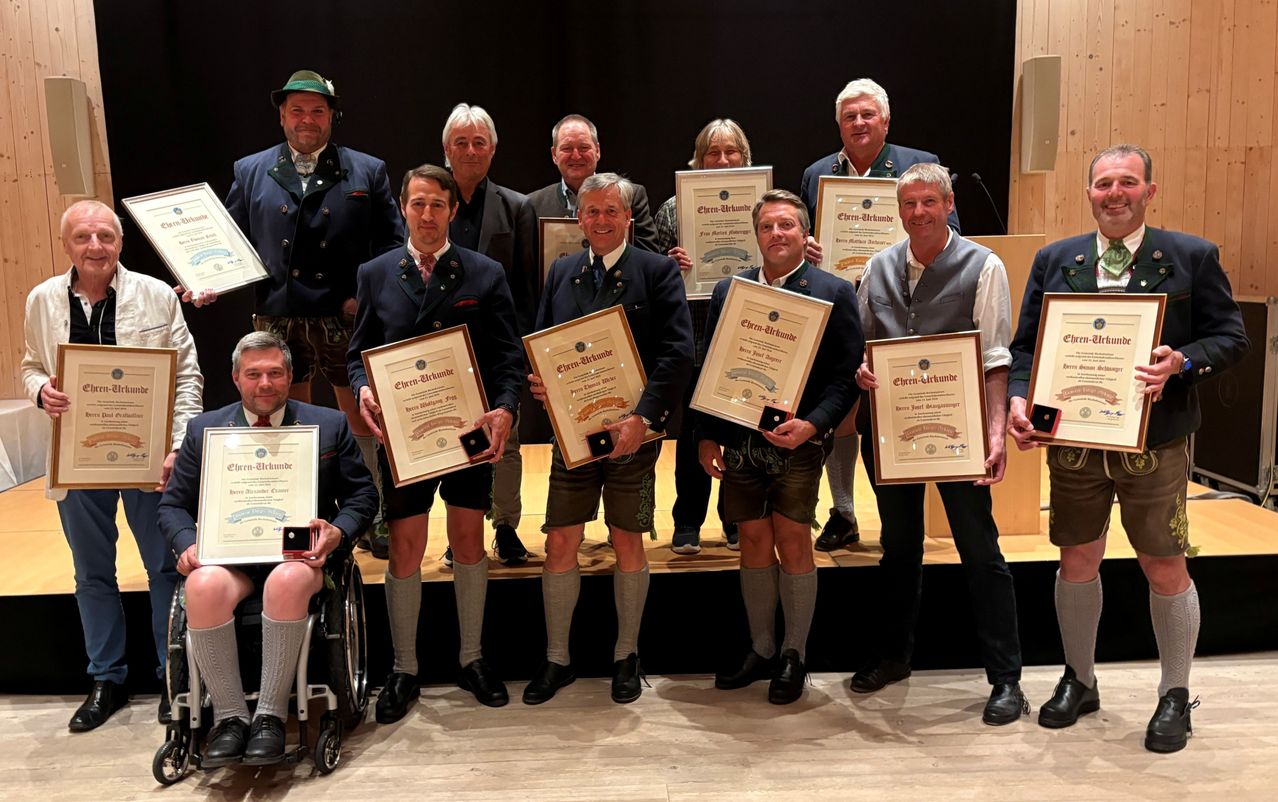 jeweils von links nach rechts vorne: Paul Grafwallner, Alexander Cramer, Wolfgang Fegg, Thomas Weber, Josef Angerer, Josef Stangassinger, Simon Schwaiger Hinten: Thomas Resch, Hans Metzenleitner, Michael Sturm, Marlies Moderegger, Matthias Aschauer
