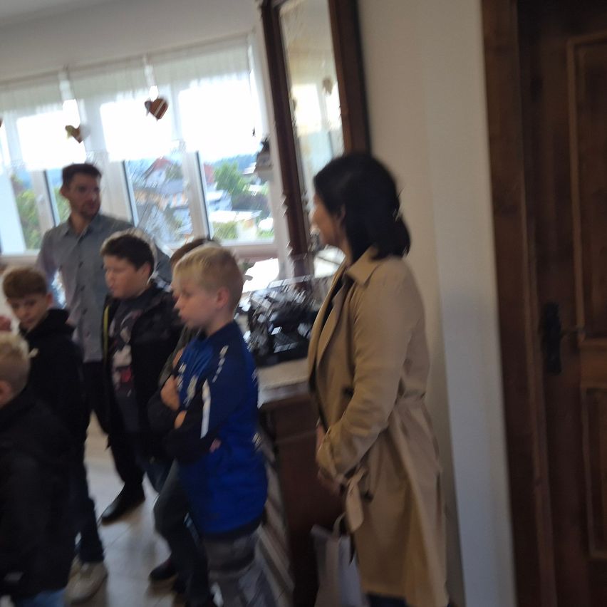 Bild enthält, Coat, Adult, Female, Person, Woman, Wood, Plywood, People, Overcoat, Child