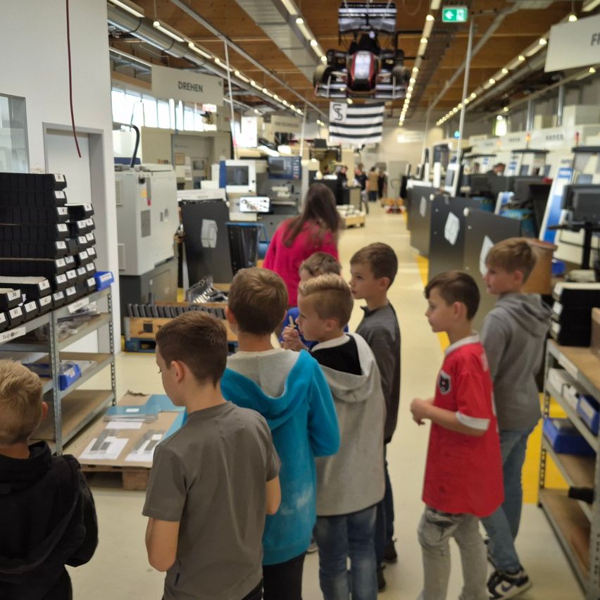 Bild enthält, Boy, Child, Male, Person, Factory, Box, Shoe, Indoors, People, Hospital