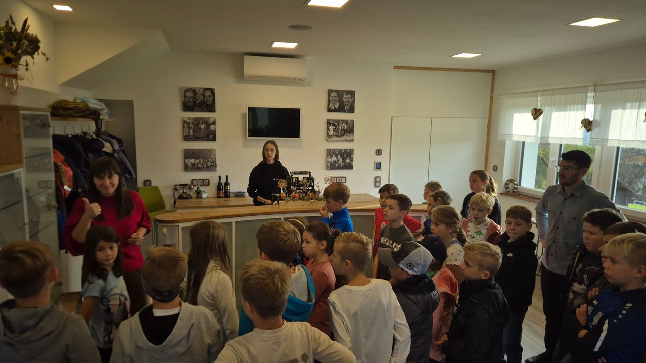 Bild enthält, People, Person, School, Classroom, Indoors, Boy, Child, Male, Adult, Man