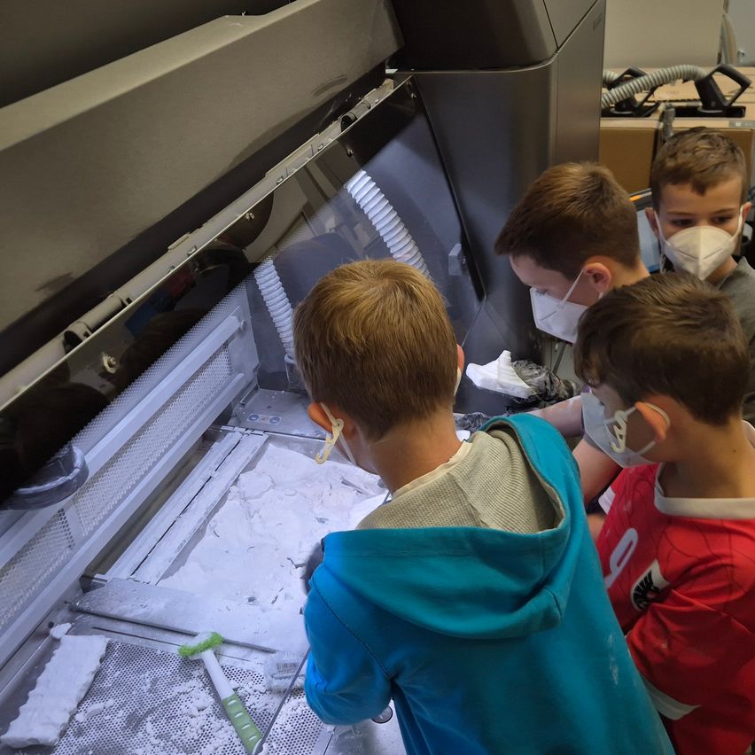 Bild enthält, Boy, Child, Male, Person, Clothing, Glove, Head