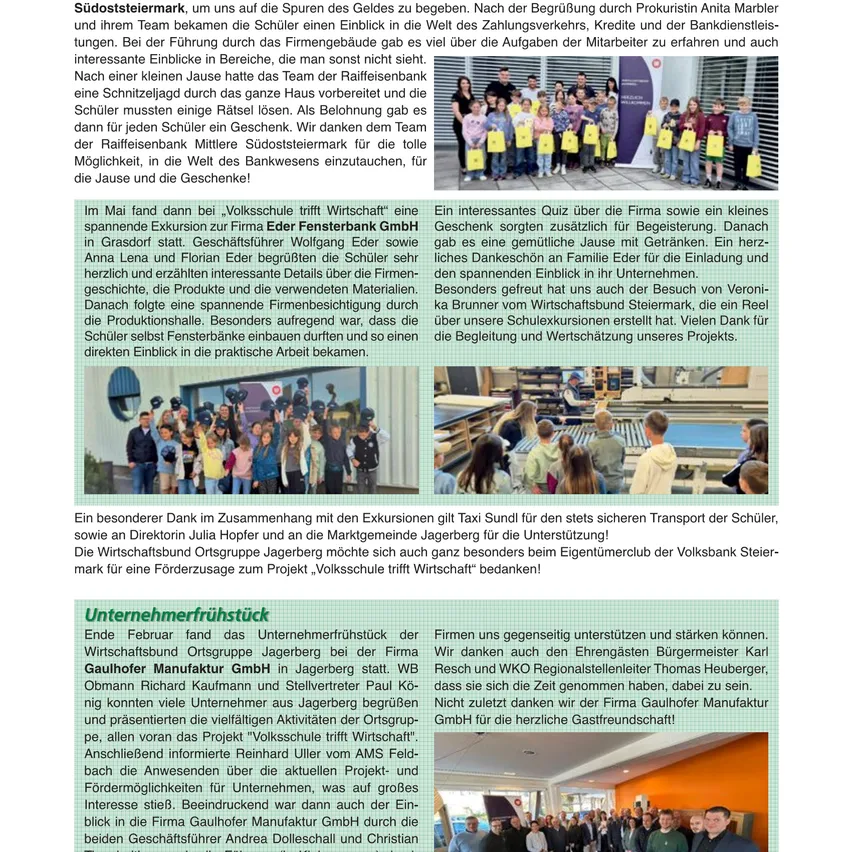 Eine Gruppe von Kindern mit gelben Taschen nimmt an einer Veranstaltung in einer Bank teil, wobei Erwachsene beaufsichtigen. Eine weitere Gruppe von Menschen, einschließlich Erwachsener und Kinder, versammelt sich um einen Tisch mit verschiedenen Gegenständen.