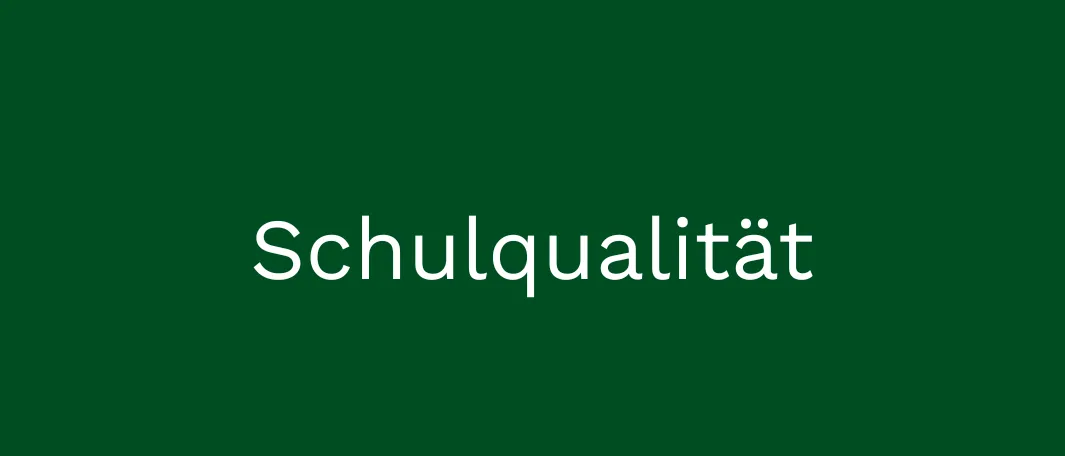 Ein dunkler grüner Hintergrund mit dem Wort Schulqualitat in der Mitte in Weiß geschrieben.