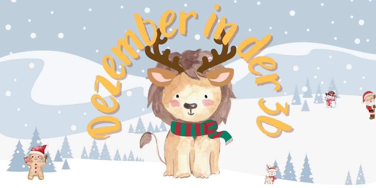 Ein süßer Löwe mit Rentierhörnern und einem grün gestreiften Schal sitzt in einer verschneiten Winterlandschaft.