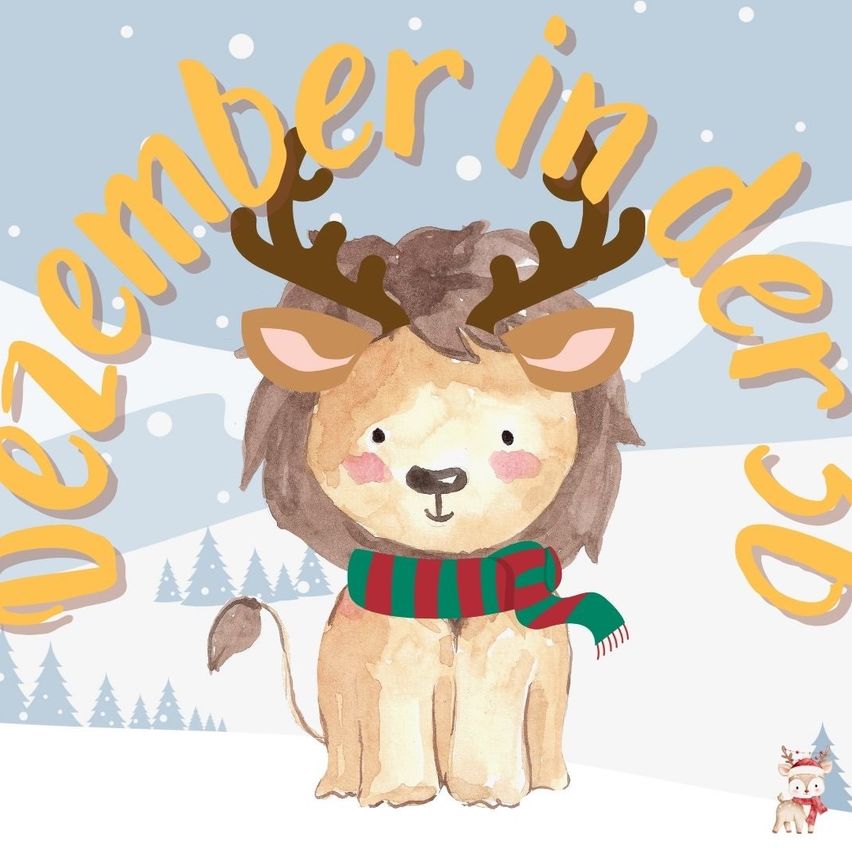 Ein süßer Löwe mit Rentierhörnern und einem grün gestreiften Schal sitzt in einer verschneiten Winterlandschaft.