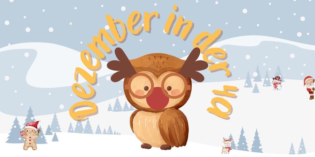 Eine Illustration einer festlichen Eule mit Rentiergeweih, die eine Brille trägt, vor einem verschneiten Hintergrund mit Weihnachtsbäumen. Oben sind die Worte 'Dezember in der oh' geschrieben.