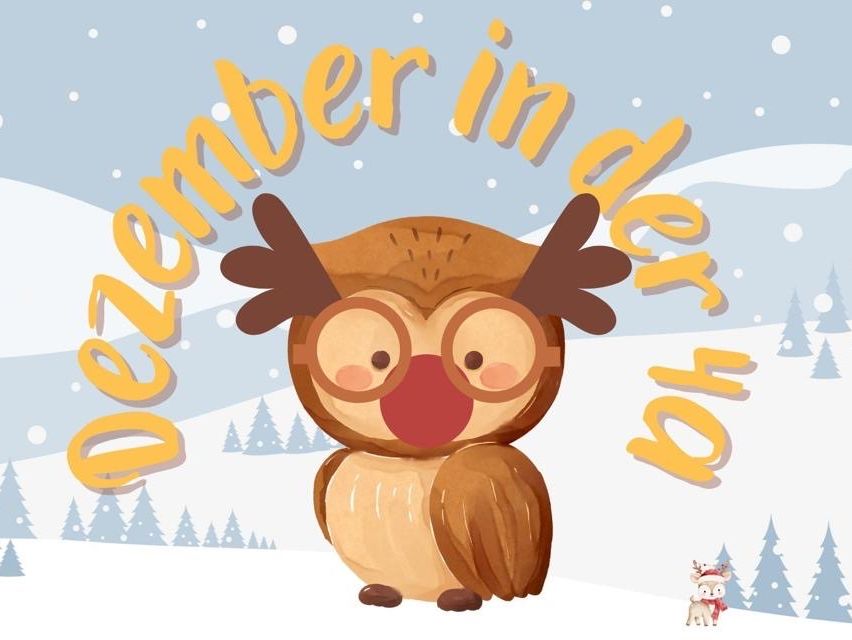Eine Illustration einer festlichen Eule mit Rentiergeweih, die eine Brille trägt, vor einem verschneiten Hintergrund mit Weihnachtsbäumen. Oben sind die Worte 'Dezember in der oh' geschrieben.