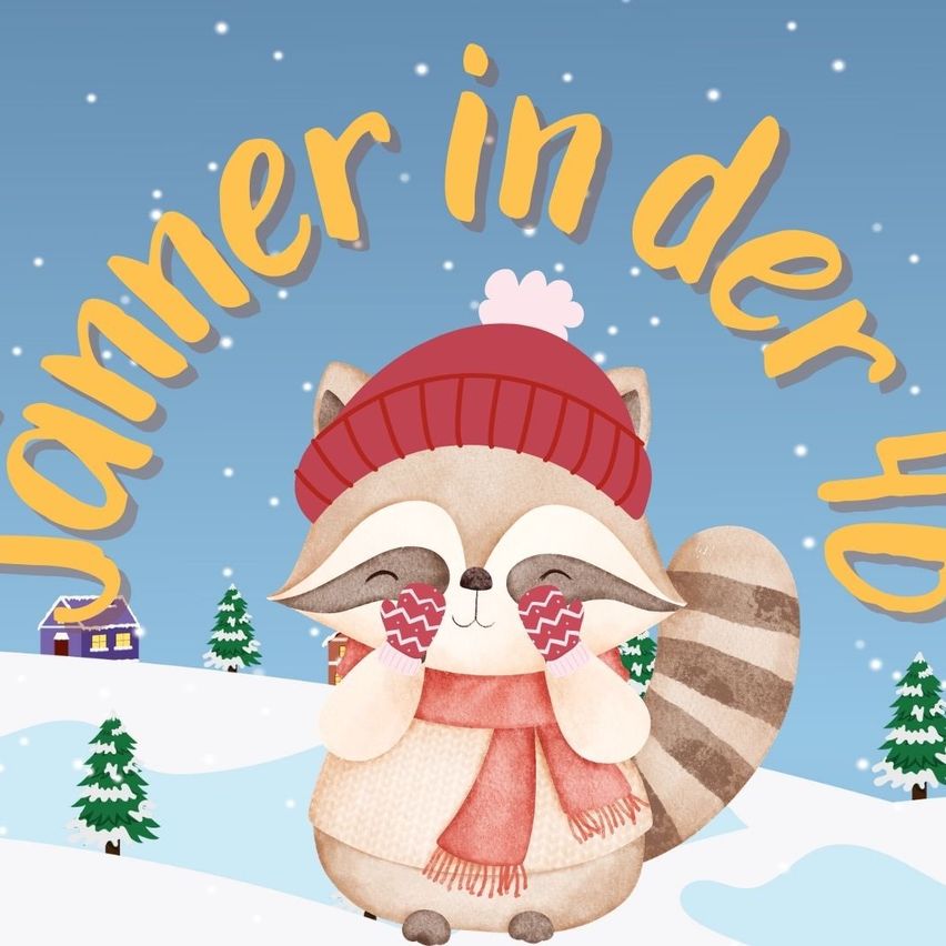 Ein Waschbär mit rotem Hut und Schal ist in einer verschneiten Landschaft mit Weihnachtsbäumen dargestellt. Der Textüberlagerung lautet 'Sommer in der Zeit'.