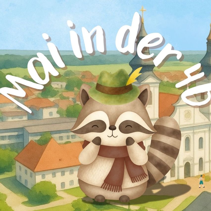 Ein Waschbär mit Hut und Schal steht vor Gebäuden. Er hat einen ernsten Ausdruck. Das Wort 'Mainder' steht darüber.