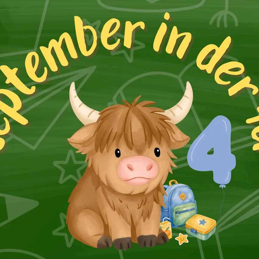 Eine Illustration einer braunen Hochlandkuh auf einer Tafel mit den Worten 'September in der 4'. Die Kuh hält einen Rucksack und ein Buch, mit einem Luftballon und Sternen im Hintergrund.