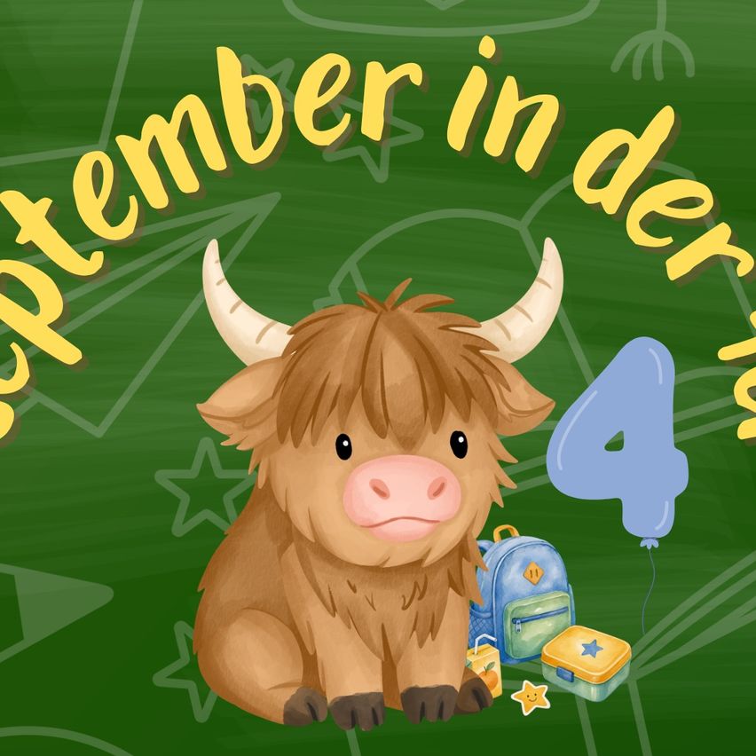 Eine Illustration einer braunen Hochlandkuh auf einer Tafel mit den Worten 'September in der 4'. Die Kuh hält einen Rucksack und ein Buch, mit einem Luftballon und Sternen im Hintergrund.