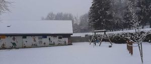 Bild enthält, Outdoors, Person, Nature, Shoe, Fir, Building, Snow