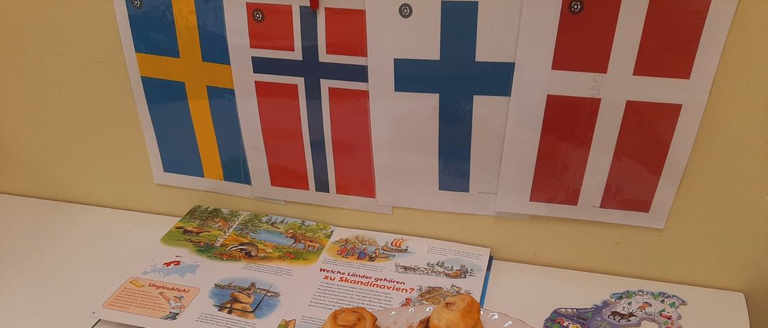 Bild enthält, Plate, Pen, Flag, Person