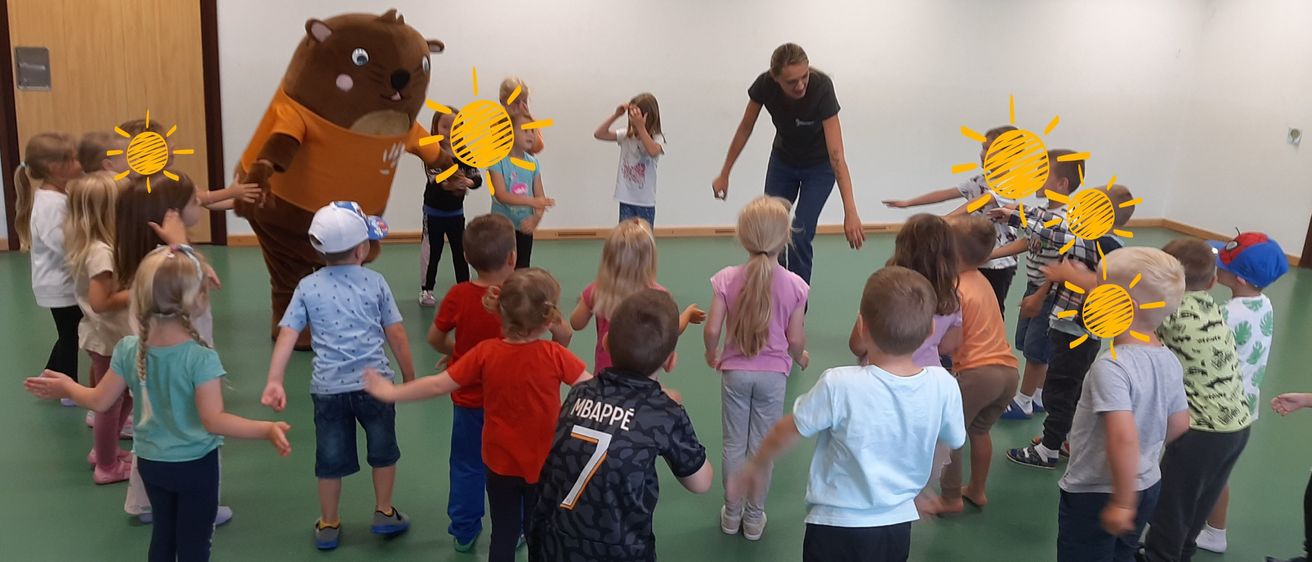 Bild enthält, Kindergarten, Person, Child, Female, Girl, Boy, Male, Shorts, Adult, Woman