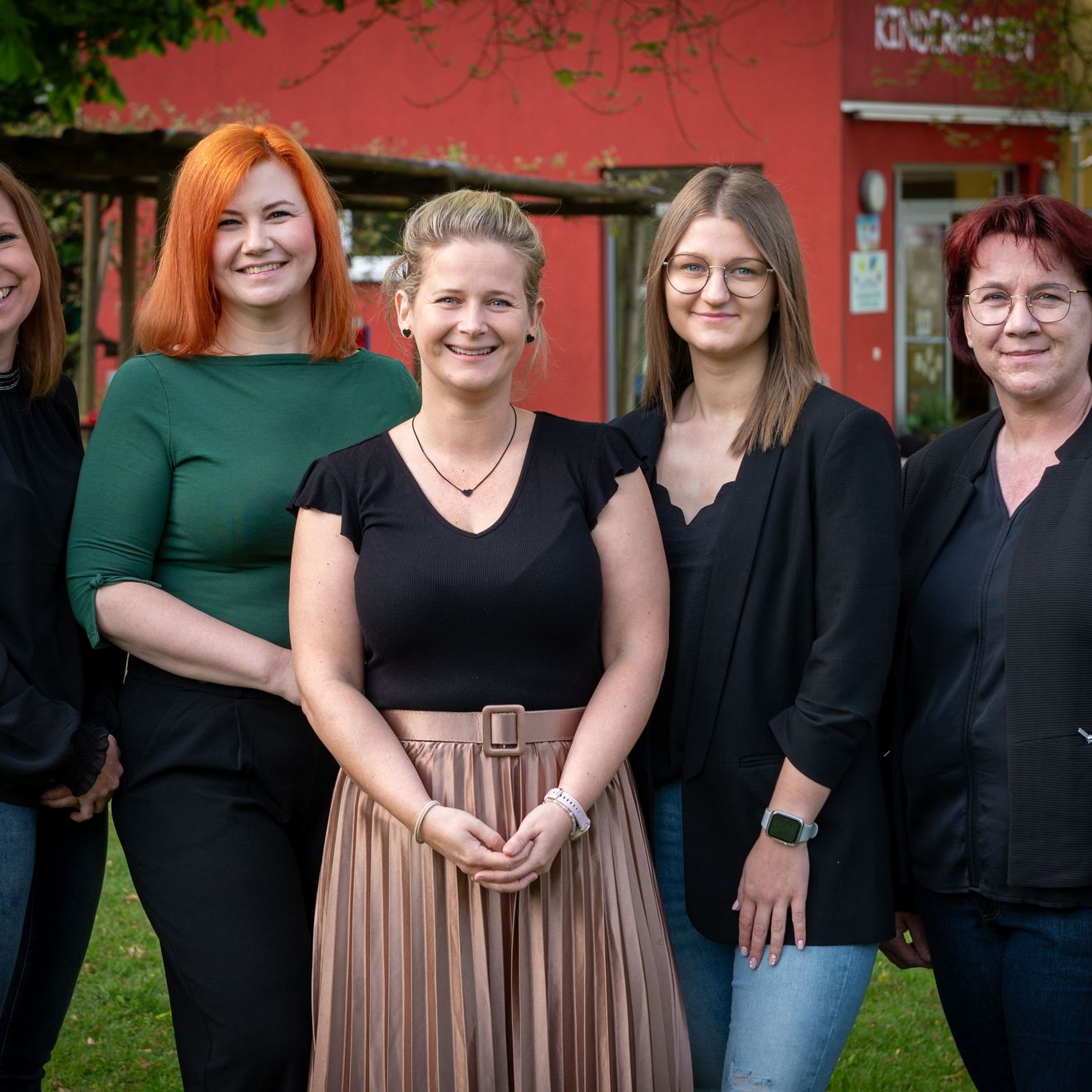 Bild enthält, Groupshot, Person, Adult, Female, Woman, Smile, People, Necklace, Wristwatch, Glasses