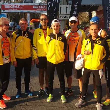 Bild enthält, People, Person, Adult, Male, Man, Shorts, Jacket, Groupshot, Walking, Running