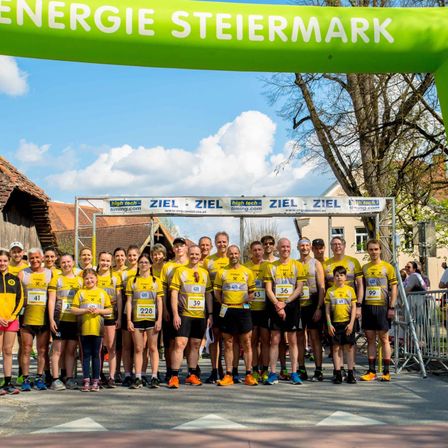 Bild enthält, People, Person, Clothing, Shorts, Footwear, Shoe, Hat, Running