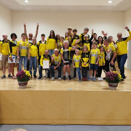 Bild enthält, People, Person, Groupshot, Flower Arrangement, Adult, Male, Man, Pants, Potted Plant, Shoe
