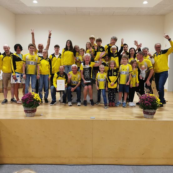 Bild enthält, People, Person, Groupshot, Flower Arrangement, Adult, Male, Man, Pants, Potted Plant, Shoe