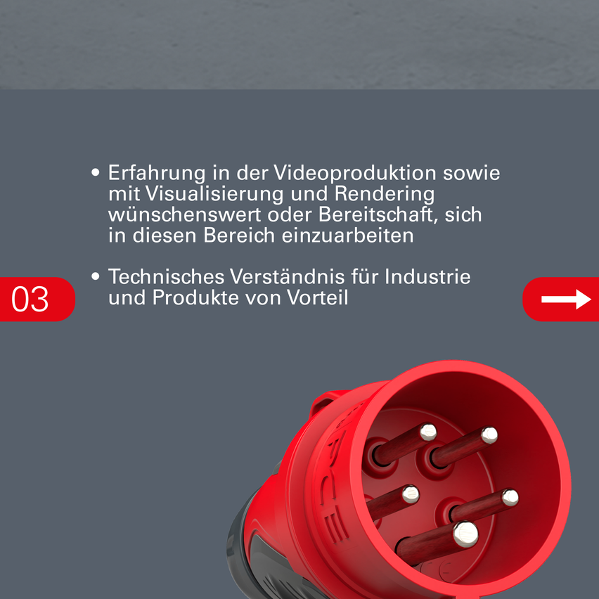 Ein roter Elektrostecker mit drei Stiften, geeignet für den industriellen Einsatz, wird auf einem grauen Hintergrund gezeigt. Der Stecker hat eine metallische Oberfläche und einen roten Körper.