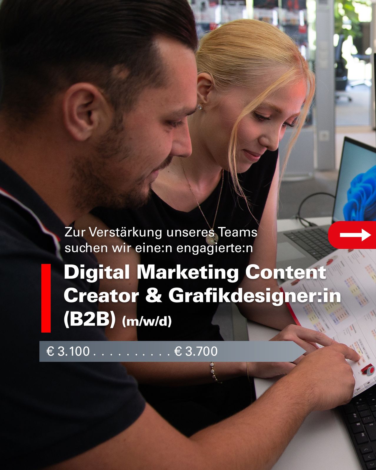 Ein Mann und eine Frau arbeiten gemeinsam an einem Computer und betrachten ein Dokument mit dem Titel Digital Marketing Content Creator & Grafikdesignerin (B2B).
