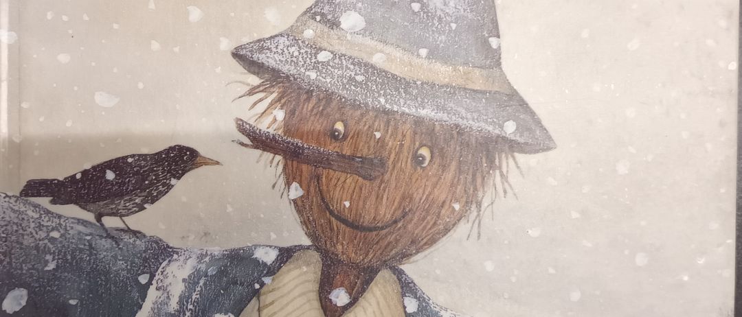 Das Cover eines Kinderbuchs mit dem Titel 'Hallo, kleiner Star auf Wiedersehen!' zeigt einen Schneemann mit Hut und Pfeife, mit einem Vogel auf der Schulter. Das Cover wurde von Feridun Oral illustriert.