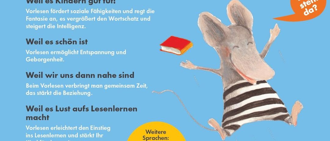 Ein Bild mit einer Maus, die ein Buch liest, und verschiedenen Sprachen aufgeführt. Es bewirbt das Vorlesen für Kinder und betont die Vorteile wie die Entwicklung sozialer Fähigkeiten, des Wortschatzes und der Intelligenz. Es erwähnt auch Entspannung und die Stärkung von Beziehungen. QR-Codes für Englisch, Persisch, Arabisch und Türkisch sind vorhanden.