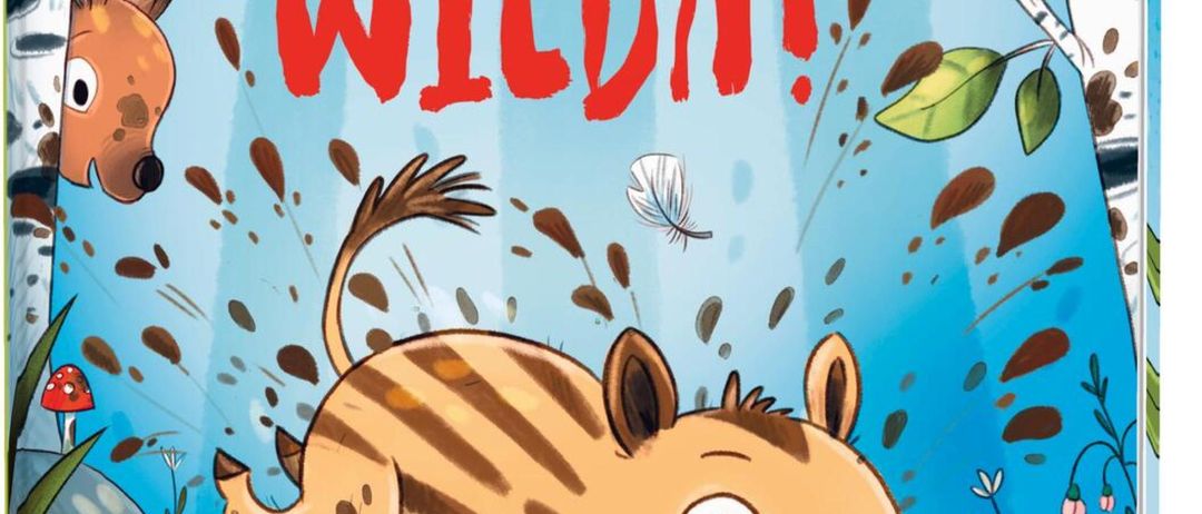 Eine Illustration eines Wildschweins mit dem Text 'Wild, wilder, WILDA!' im Vordergrund, ein Reh lugt hinter einem Baum hervor. Der Hintergrund zeigt einen Wald mit Blättern, Pilzen und Blumen.