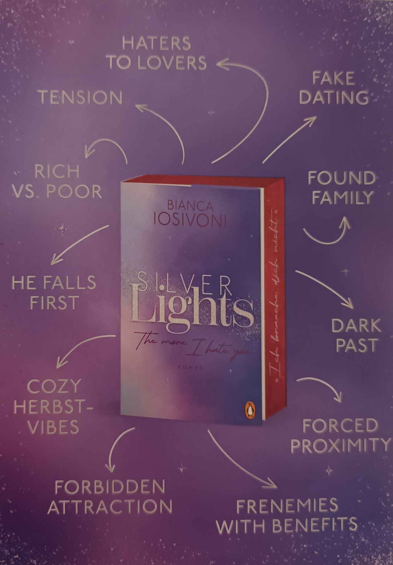 Das Buchcover von Silver Lights von Bianca Iosivoni wird auf einem lila Hintergrund gezeigt. Es beinhaltet Themen wie Spannung, Dating, Reich vs. Arm, gefundene Familie, dunkle Vergangenheit, gemütlich, Herbst-Stimmung und erzwungene Nähe.