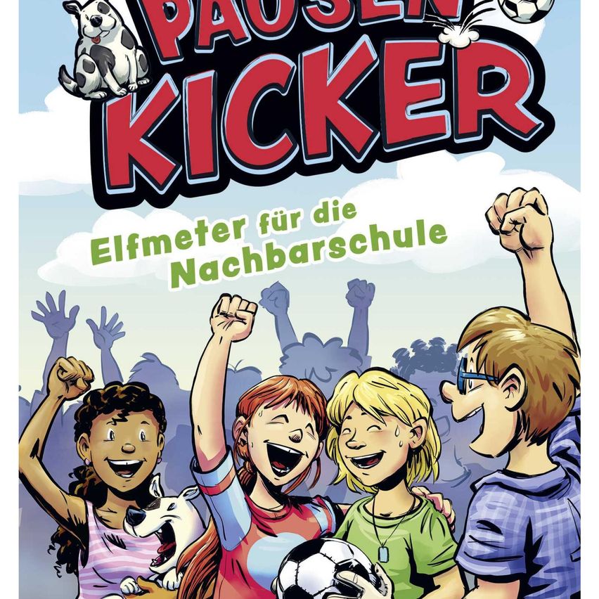 Ein Buchcover mit 'Pausen Kicker' in großen roten Buchstaben über einer Gruppe jubelnder Kinder, einem Hund und einem Fußball. Der Hintergrund ist ein Himmel mit Wolken.