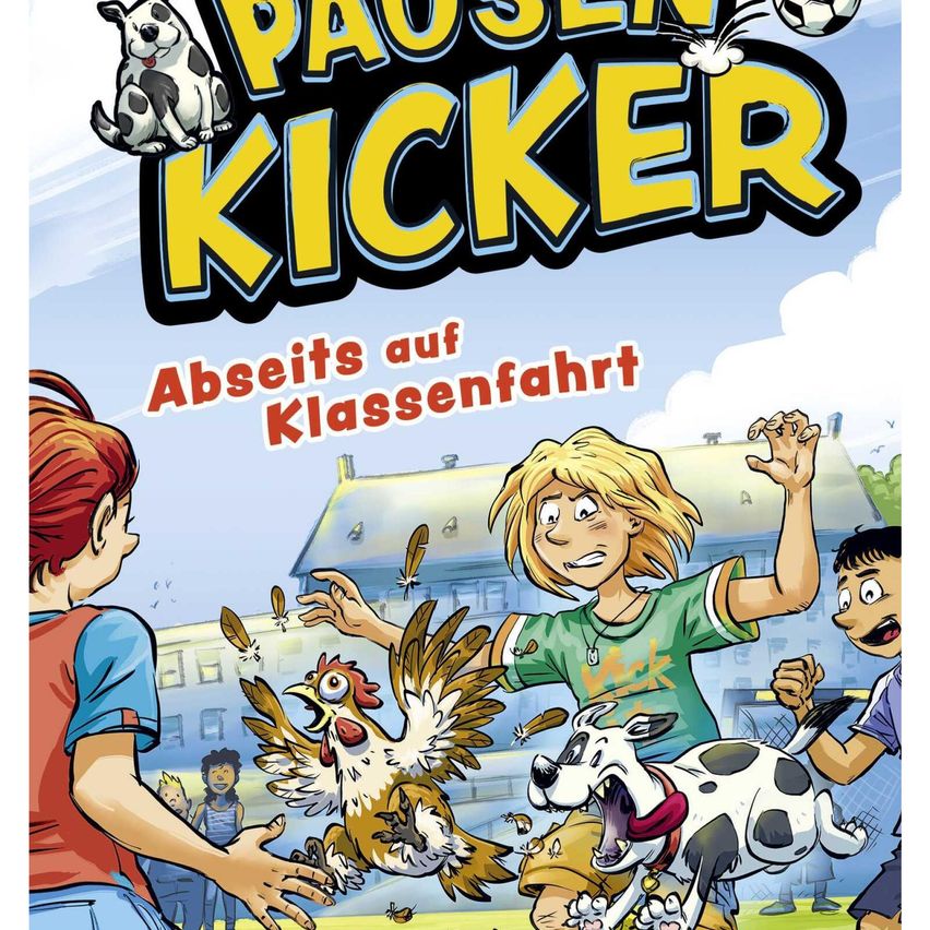 Ein Comic-Buchcover zeigt ein Mädchen, das Fußball spielt, einen Hund, einen Hahn und andere Kinder in einer Schulumgebung. Der Titel lautet 'Pausen Kicker'.