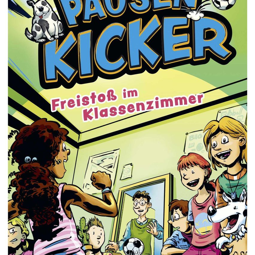Comic-Buchcover mit dem Titel Pausen Kicker. Zeigt ein Mädchen, das gestikuliert, einen Jungen mit einem Fußball und einen Hund. Der Hintergrund zeigt ein Klassenzimmer.