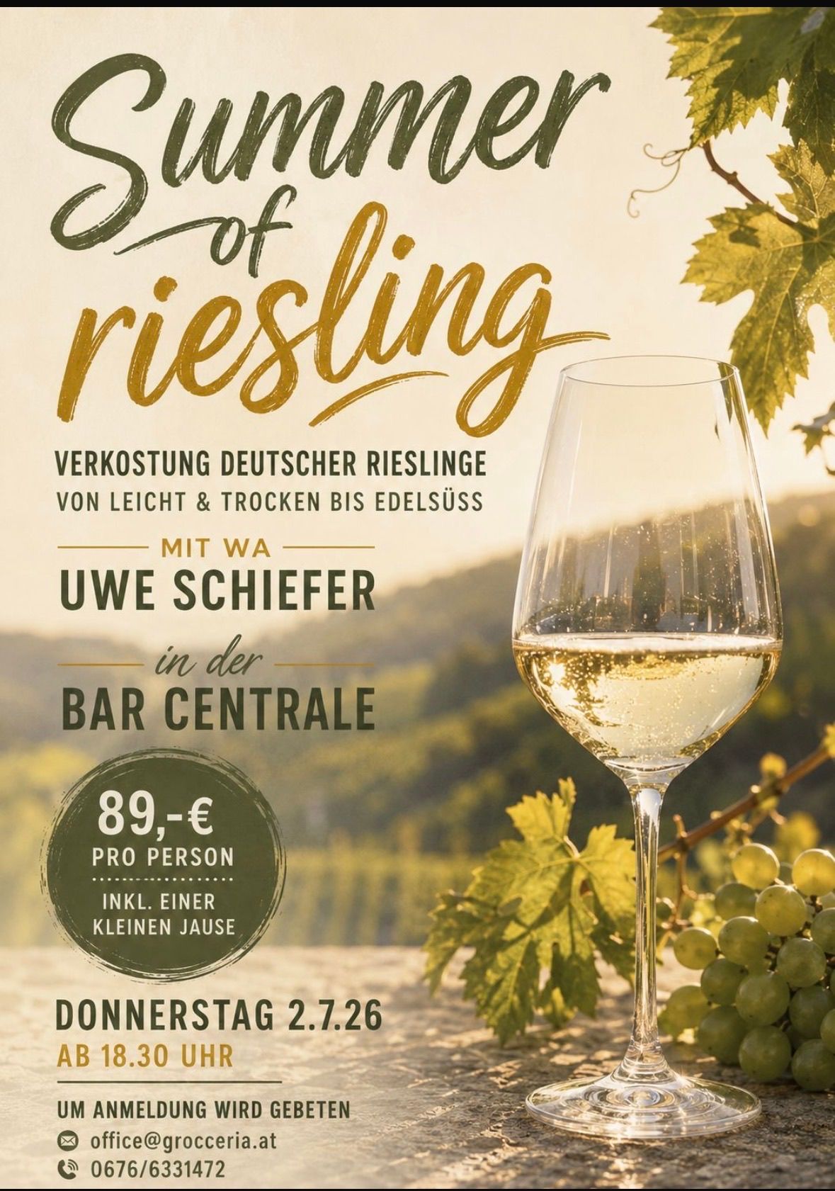 Plakat für eine Riesling-Weinverkostung. Ein Glas Weißwein ist zu sehen, umgeben von Trauben. Die Veranstaltung wird von Uwe Schiefer veranstaltet.