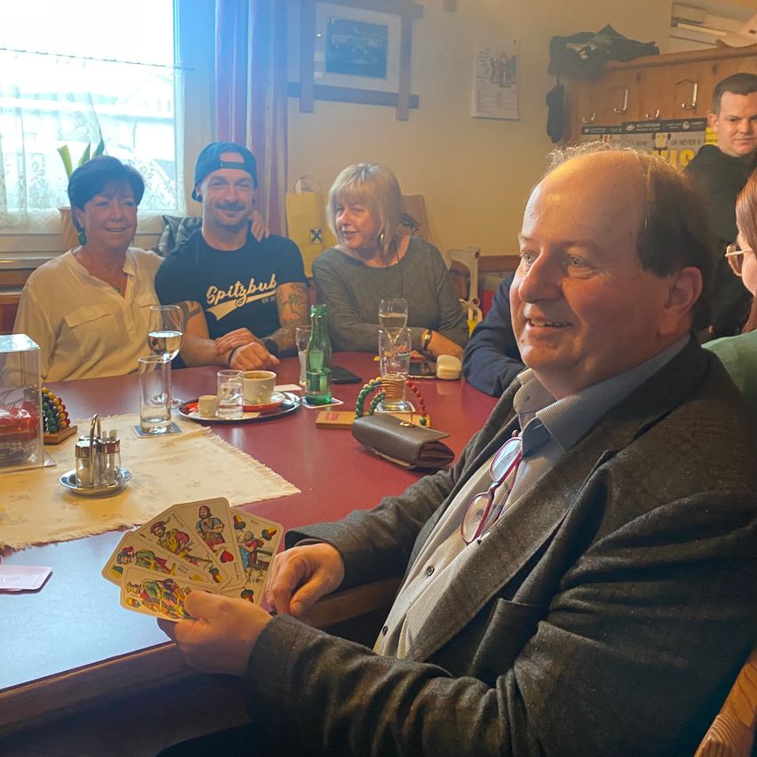 Bild enthält, Dining Room, Dining Table, Table, Adult, Female, Person, Woman, Restaurant, Portrait, Man