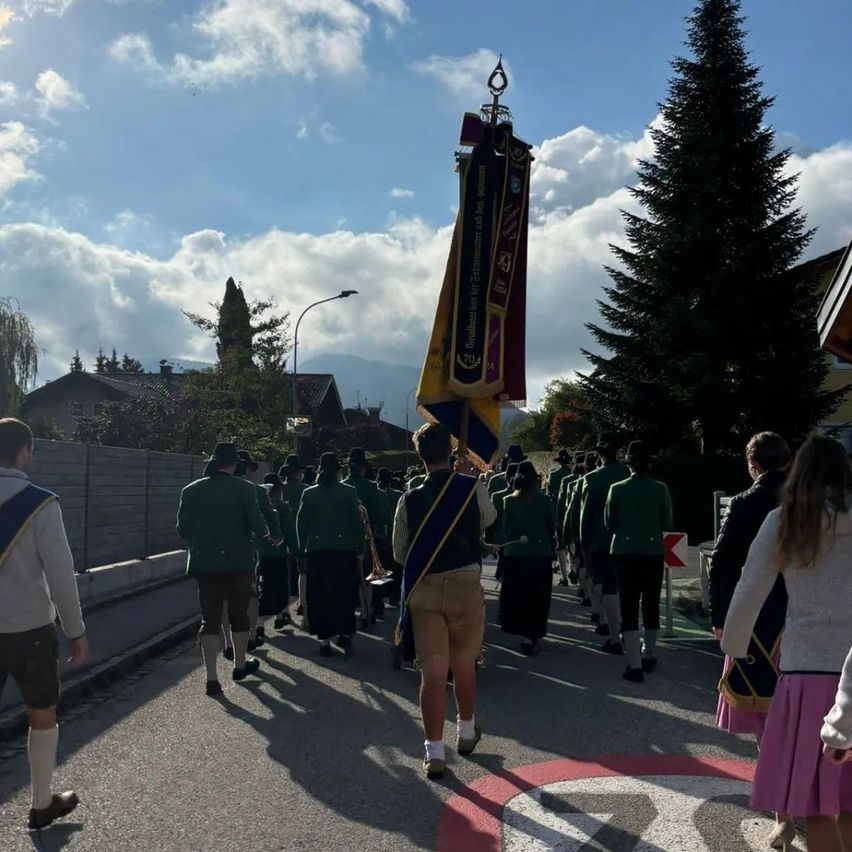 Bild enthält, People, Person, Shoe, Adult, Female, Woman, Male, Man, Shorts, Coat