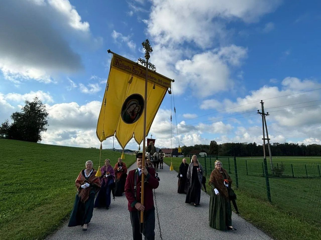 Bild enthält, People, Person, Building, College, Adult, Male, Man, Utility Pole, Outdoors, Student