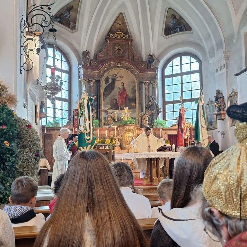 Bild enthält, Building, Person, Prayer, Adult, Bride, Female, Woman, Chapel, Face, Head