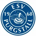 Das Logo des ESV Purgstall 1968 zeigt ein kreisförmiges Design in Blau und Weiß. In der Mitte befindet sich ein stilisiertes Bild eines Drehtopfes. Die Nummer 1968 ist in einer fettgedruckten, geschwungenen Schrift geschrieben, mit 19 links und 68 rechts. Der Name Purgstall ist in einer kleineren, kursiven Schrift unter dem oberen Bild geschrieben.
