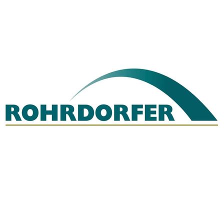 Das Bild zeigt das Logo von 'Rohrdorfer', wobei der Name in Grün und ein goldener Bogen darüber auf einem weißen Hintergrund steht.