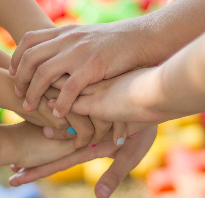 Bild enthält, Massage, Person, Body Part, Hand, Finger, Holding Hands