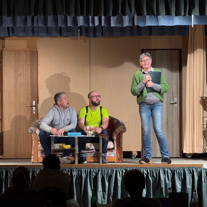 Bild enthält, Stage, Crowd, Person, People, Pants, Adult, Male, Man, Audience, Coat