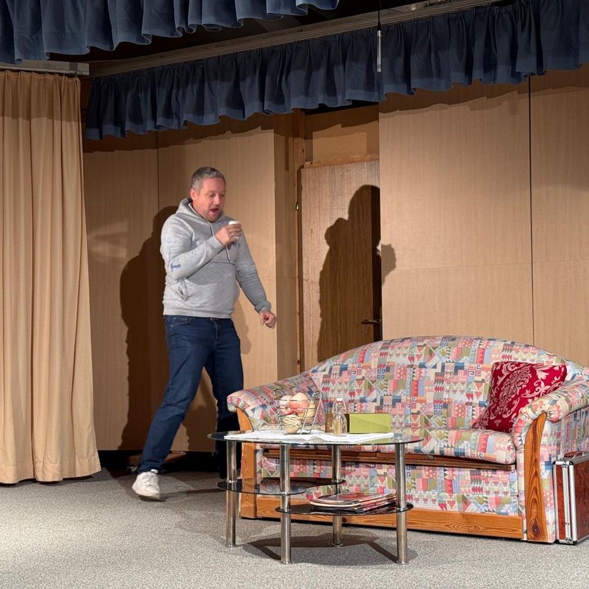 Bild enthält, Person, Solo Performance, Pants, Interior Design, Adult, Male, Man, Furniture, Couch, Jeans