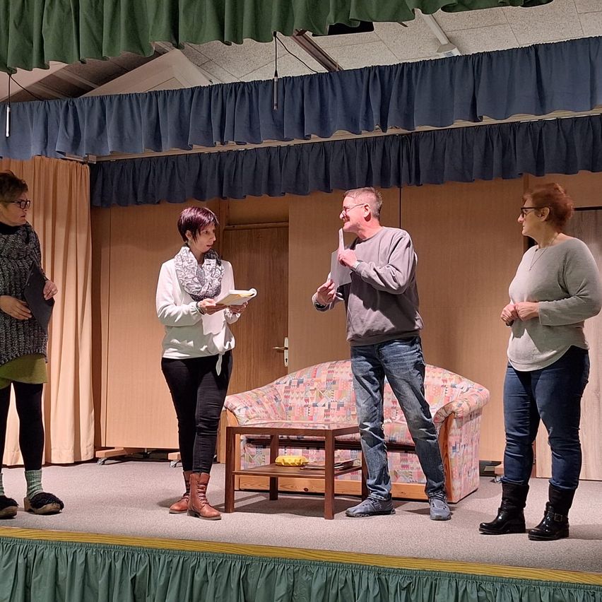 Bild enthält, Shoe, Adult, Male, Man, Person, Female, Woman, Coat, Pants, Glasses