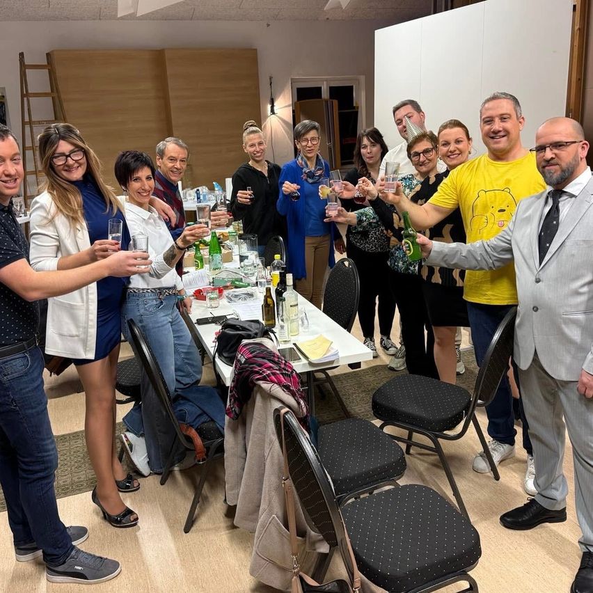 Bild enthält, Adult, Female, Person, Woman, People, Male, Man, Jeans, Party, Chair