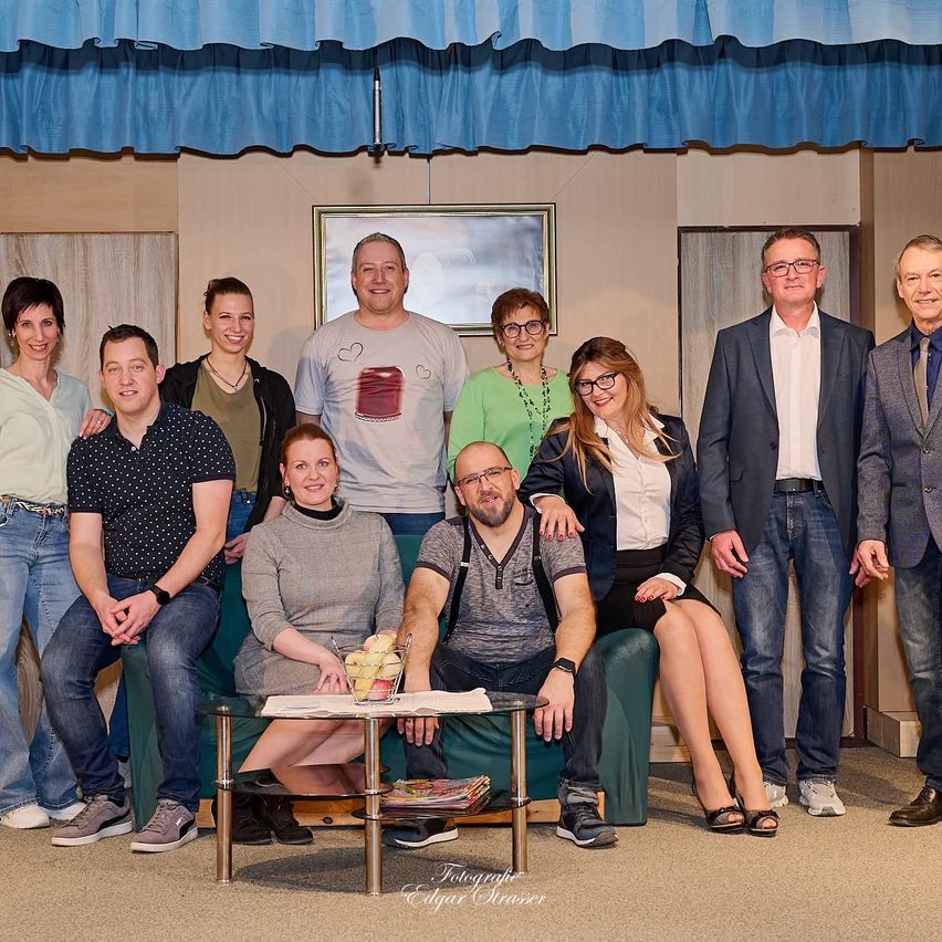 Bild enthält, People, Person, Groupshot, Pants, Adult, Female, Woman, Male, Man, Jeans