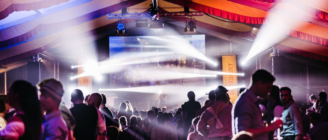 Bild enthält, Urban, Lighting, Adult, Male, Man, Person, Female, Woman, Club, Night Life