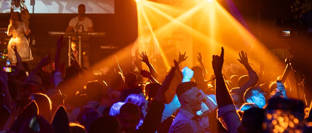 Bild enthält, Urban, Concert, Crowd, Person, Lighting, Adult, Male, Man, Night Life, Club